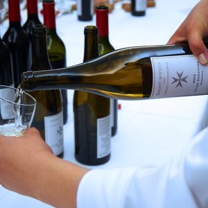 CEBONA Eventservice Weinflaschen und Weinglas