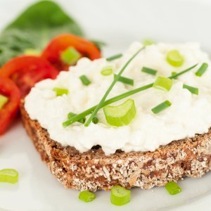 CEBONA Catering Frischkäsebrot mit Salatdekor